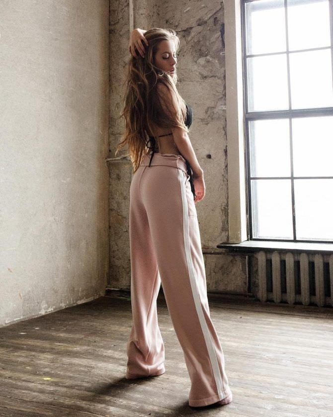 Екатерина Кабак фотография в широких брюках