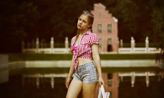 Виктория Клинкова фото в шортах и рубашке