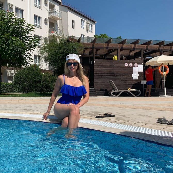 Дарья Миронова фото в синем купальнике