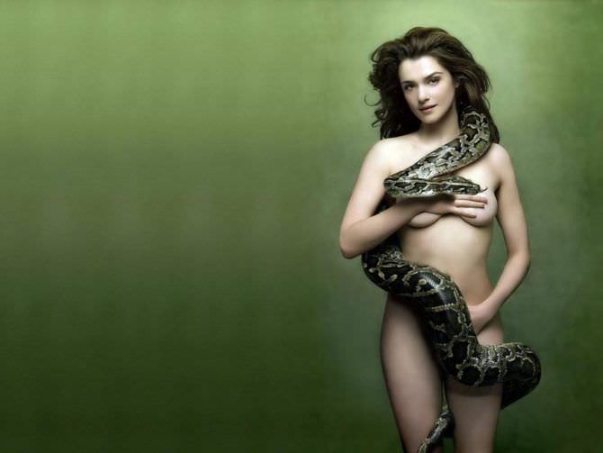 Рэйчел Вайс фотосессия со змеёй