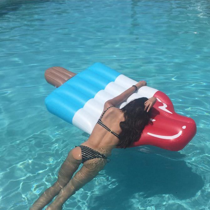Дженезис Родригез фото с надувным мороженым