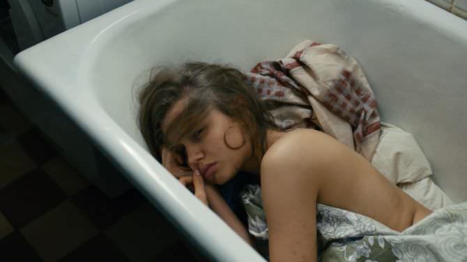 Дарья Мельникова кадр из фильма в ванне