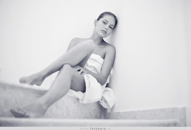 Татьяна Высоцкая фотография на лестнице с простынёй