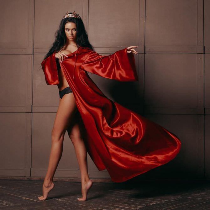 Яна Кошкина фото в красном халате