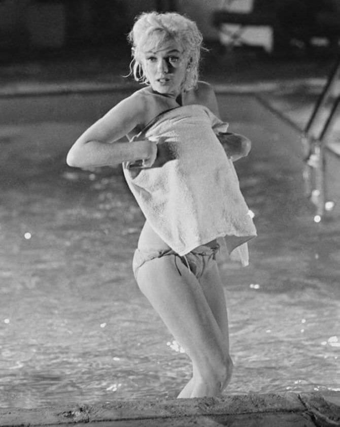 Мэрилин Монро фото из фильма у бассейна