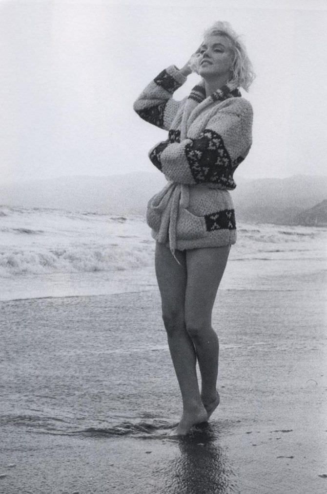 Мэрилин Монро фотография в кофте на пляже