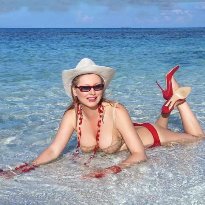 Лена Ленина фото в белье на пляже
