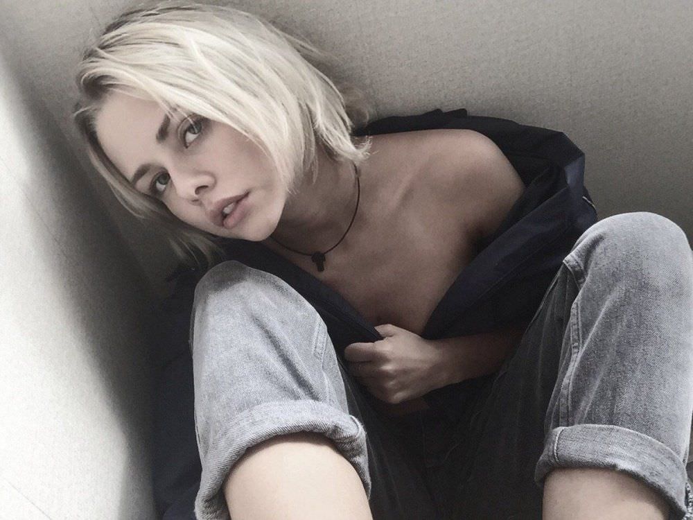 Анастасия Акатова фото в рубашке