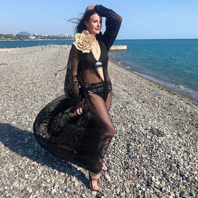 Оксана Фёдорова фото на пляже в платье