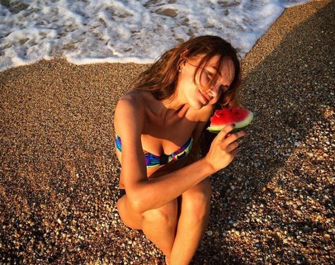 Юлия Подозёрова фотография на пляже с арбузом