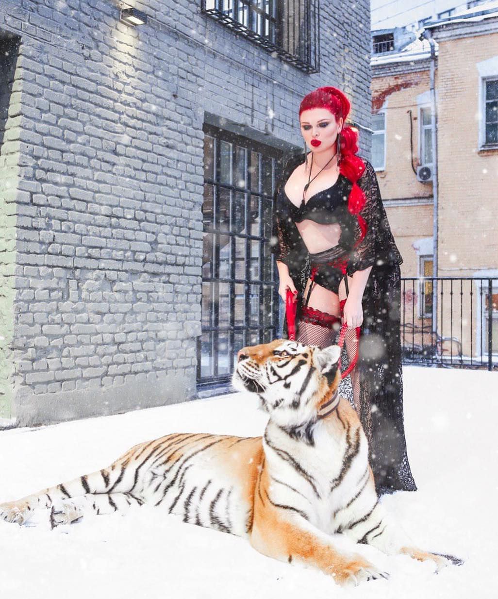 Юлия Рыбакова фото с тигром