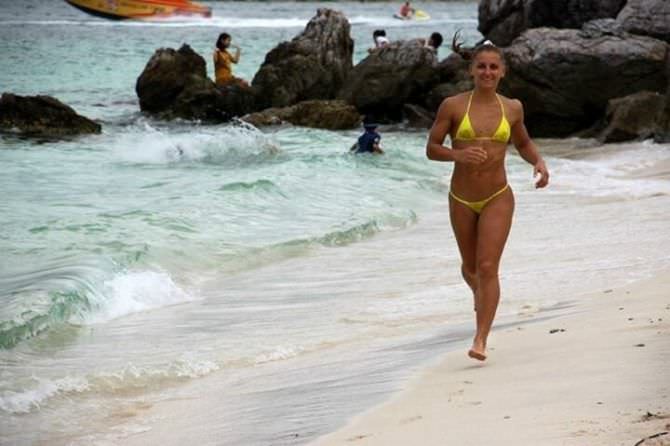 Александра Албу фотография на пляже в бикини