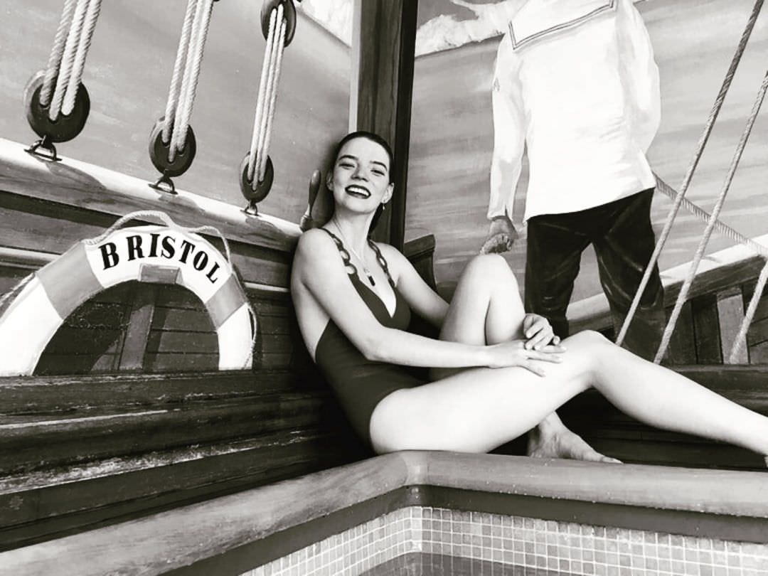  Аня Тейлор-Джой фото в купальнике