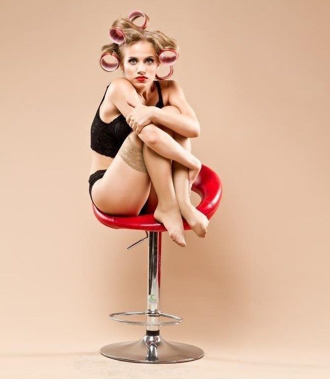 Виктория Клинкова фотография на красном кресле