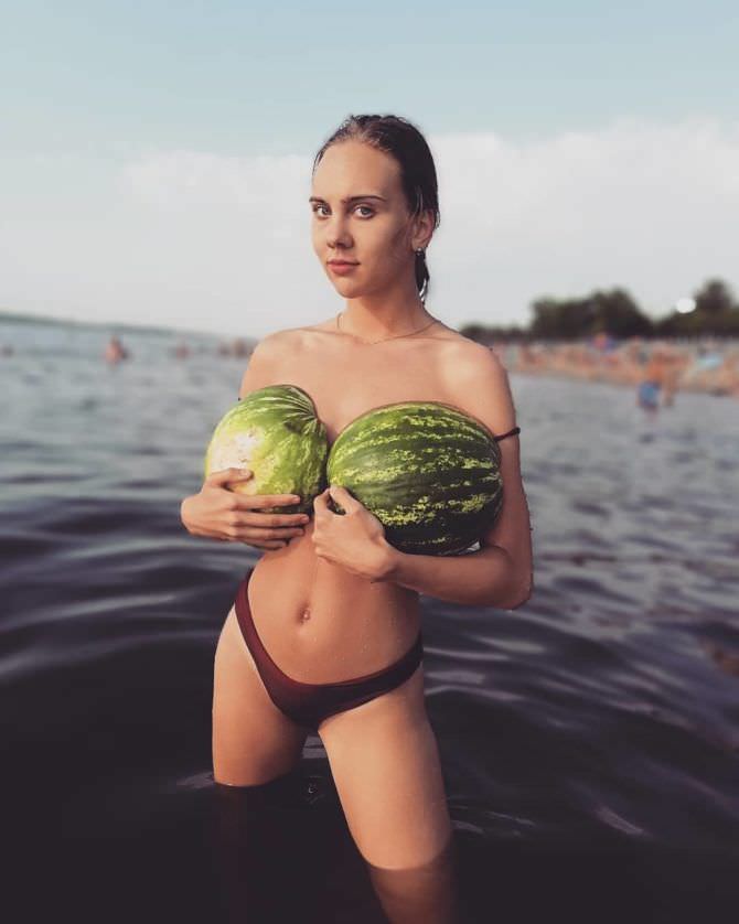 Дарья Пицик фото с арбузами на пляже