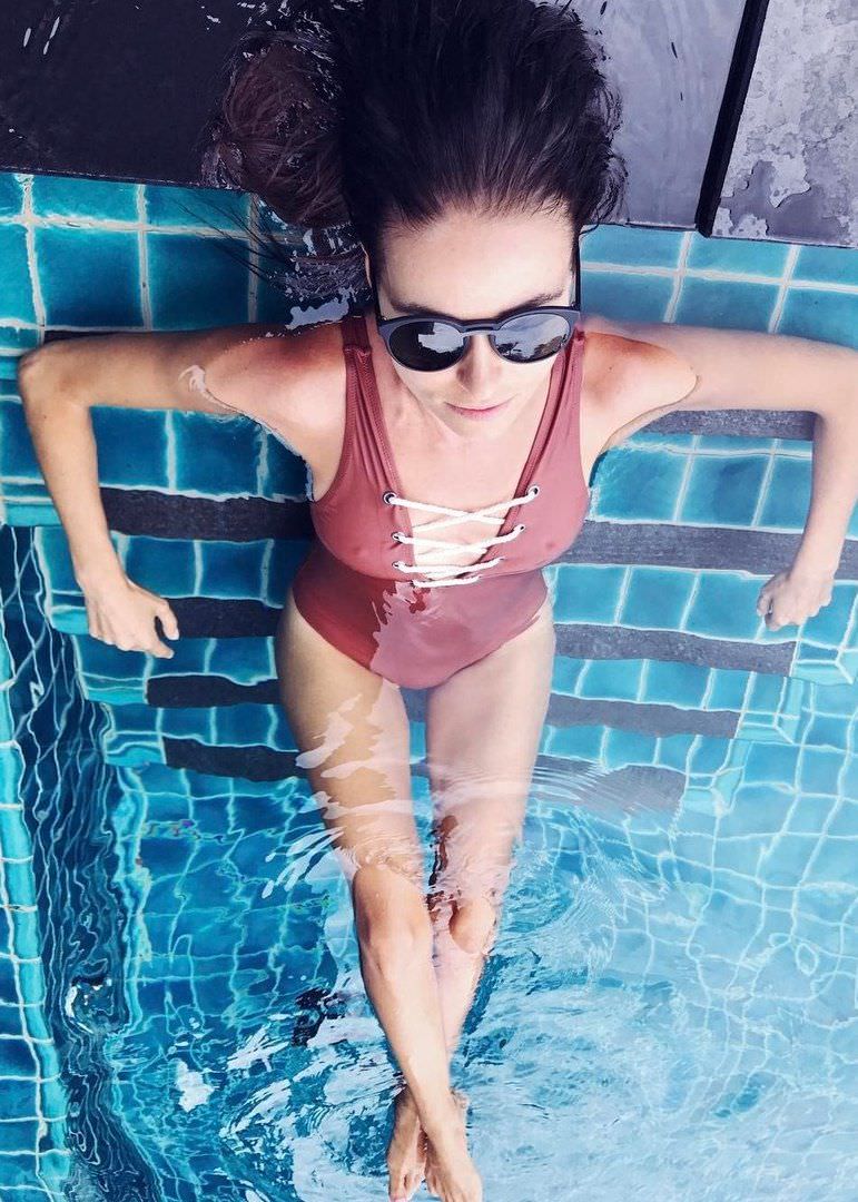 Ирена Понарошку фото в бассейне
