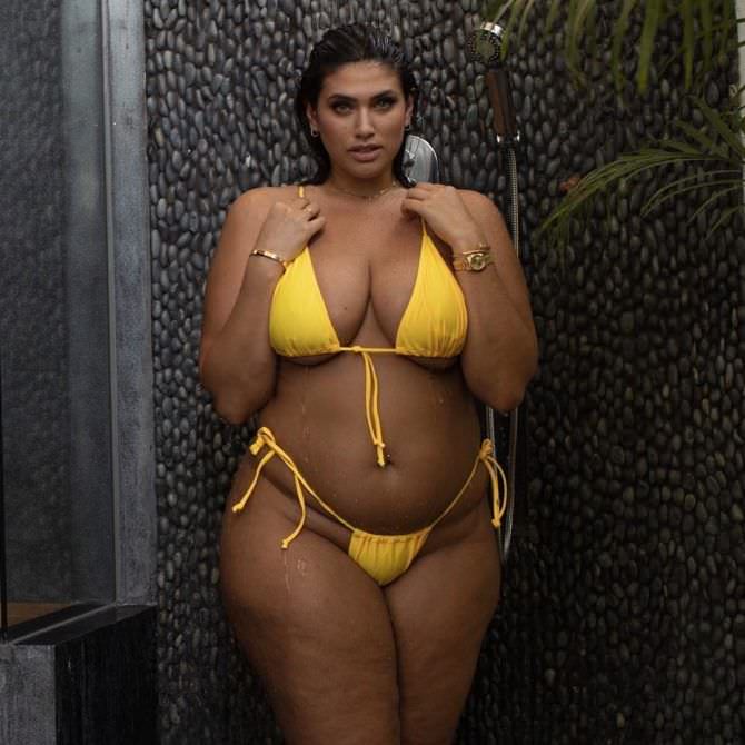 Летисия Томас фото в желтом купальнике