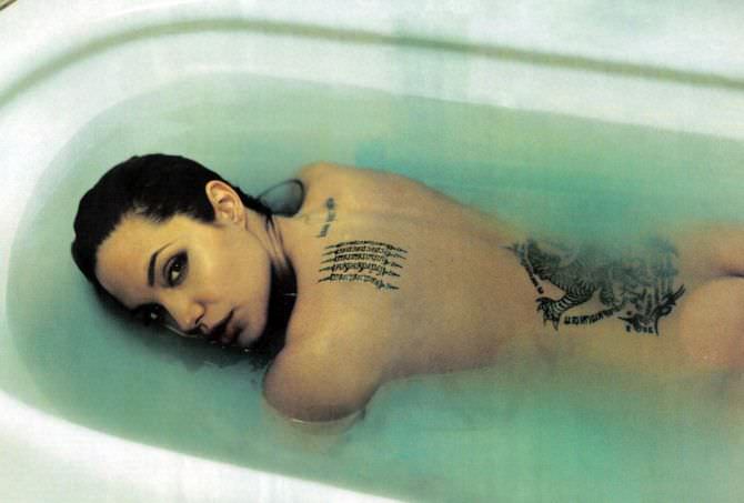 Анджелина Джоли фото в ванне