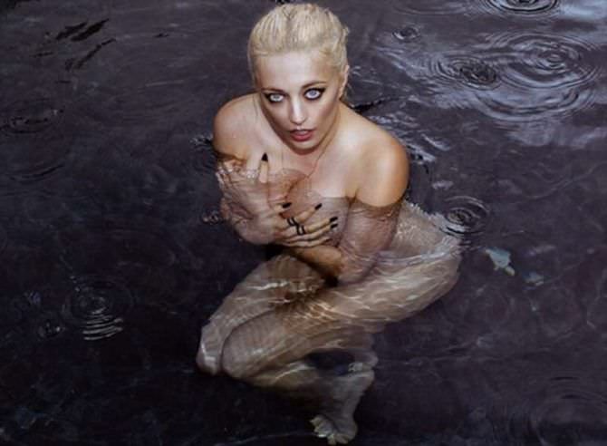 Кэролин Врилэнд откровенное фото в воде