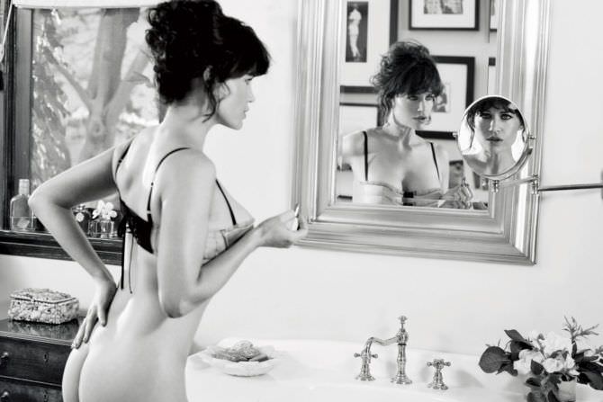 Карла Гуджино фотография возле зеркала