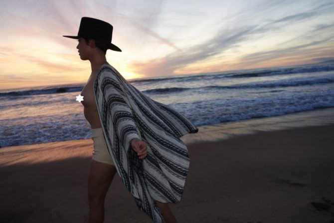 Роза Салазар фото в шортах на пляже