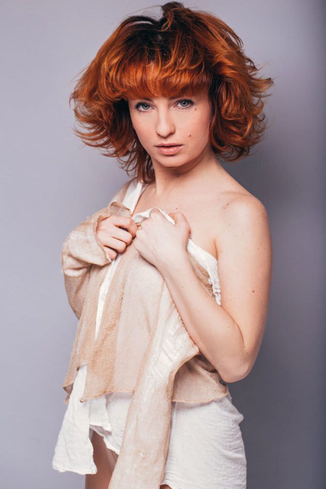 Виктория Булитко фотография в светлом костюме