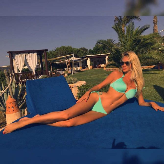 Виктория Лопырева фото в голубом купальнике