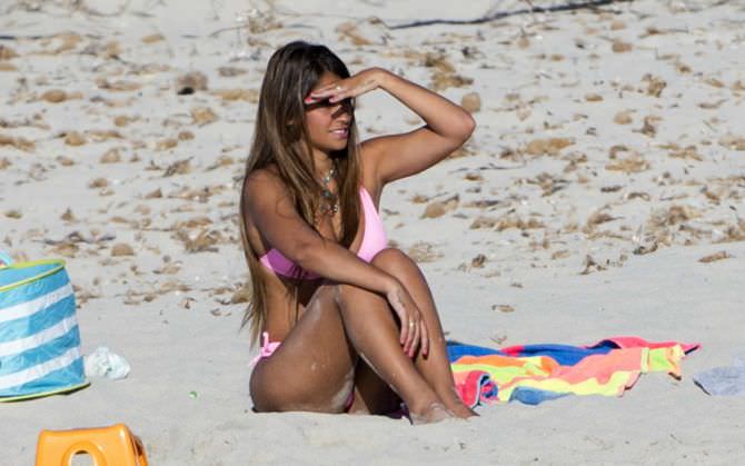 Антонелла Рокуццо фото на пляже в бикини