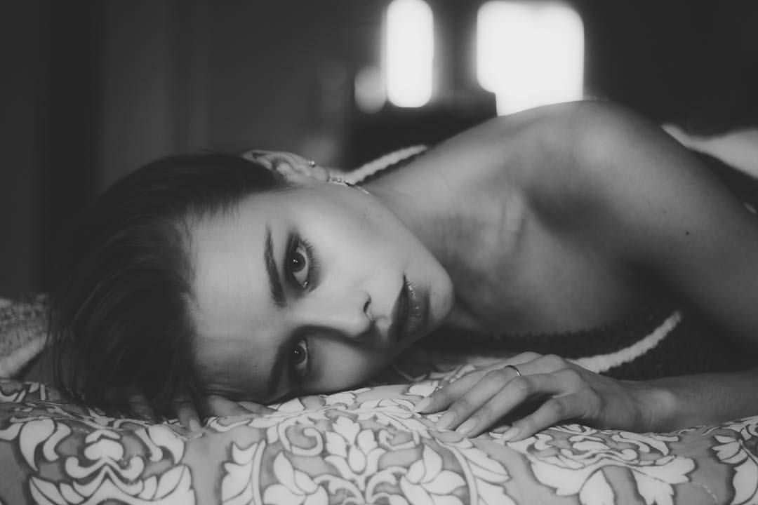 Анастасия Акатова фото на постели