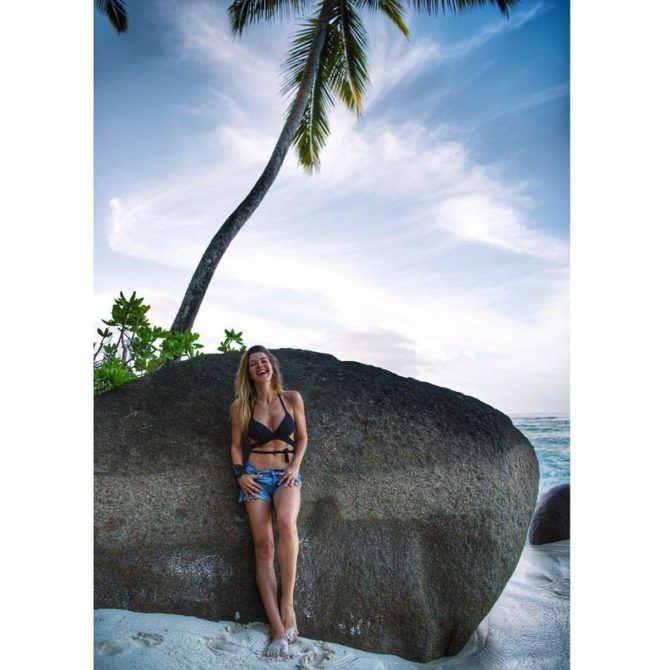 Оксана Сидоренко фото на пляже в коротких шортах