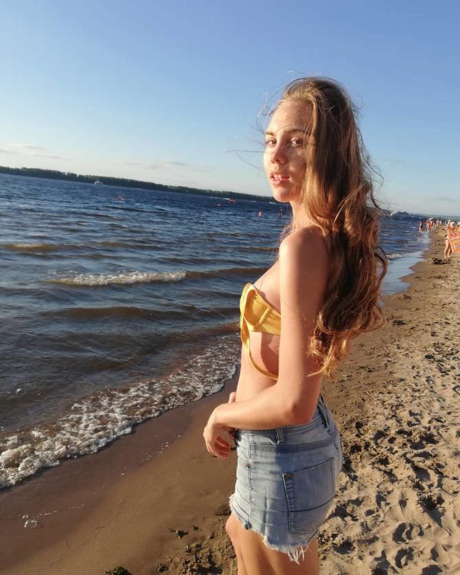 Дарья Пицик фото в шортах на пляже