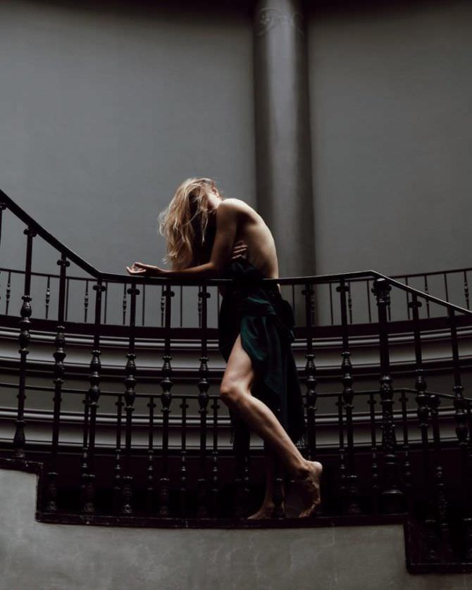 Дарья Мельникова фото с платьем на лестнице