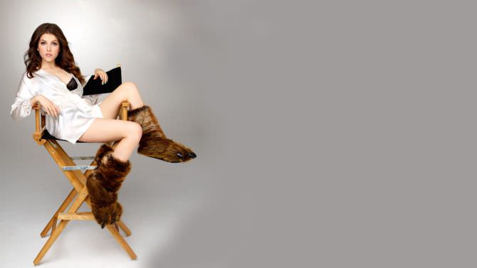 Анна Кендрик фото в меховой обуви