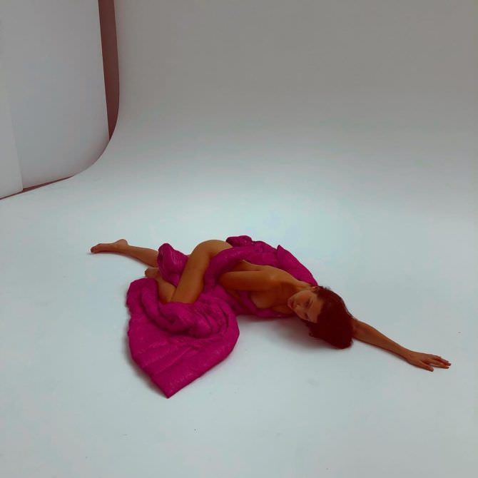 Белла Хадид кадр с фотосессии с одеялом