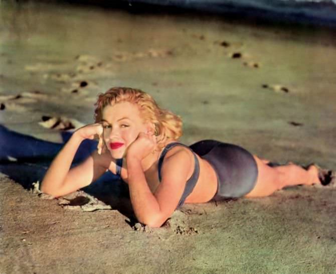 Мэрилин Монро цветное фото на пляже
