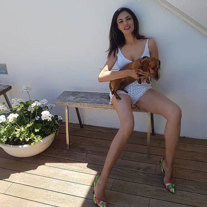 Мария Грация Кучинотта фотография в купальнике с собакой