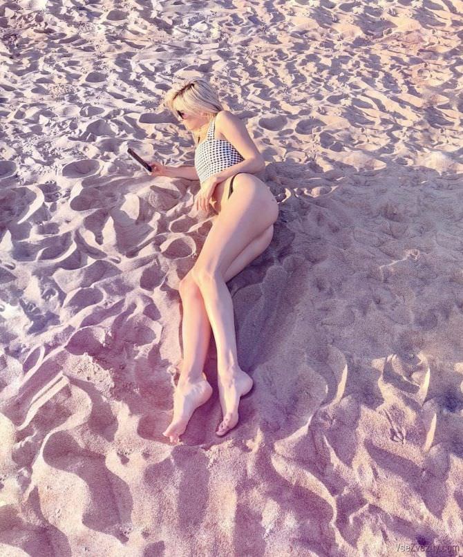 Наталья Бардо фотография на песке в купальнике
