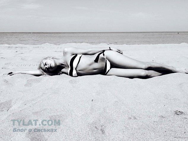 Анастасия Акатова фото на песке