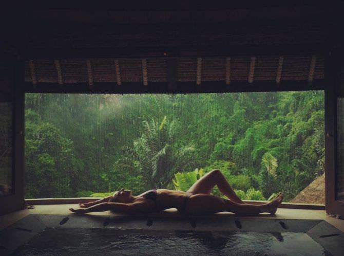 Бриана Эвиган фото под тропическим ливнем