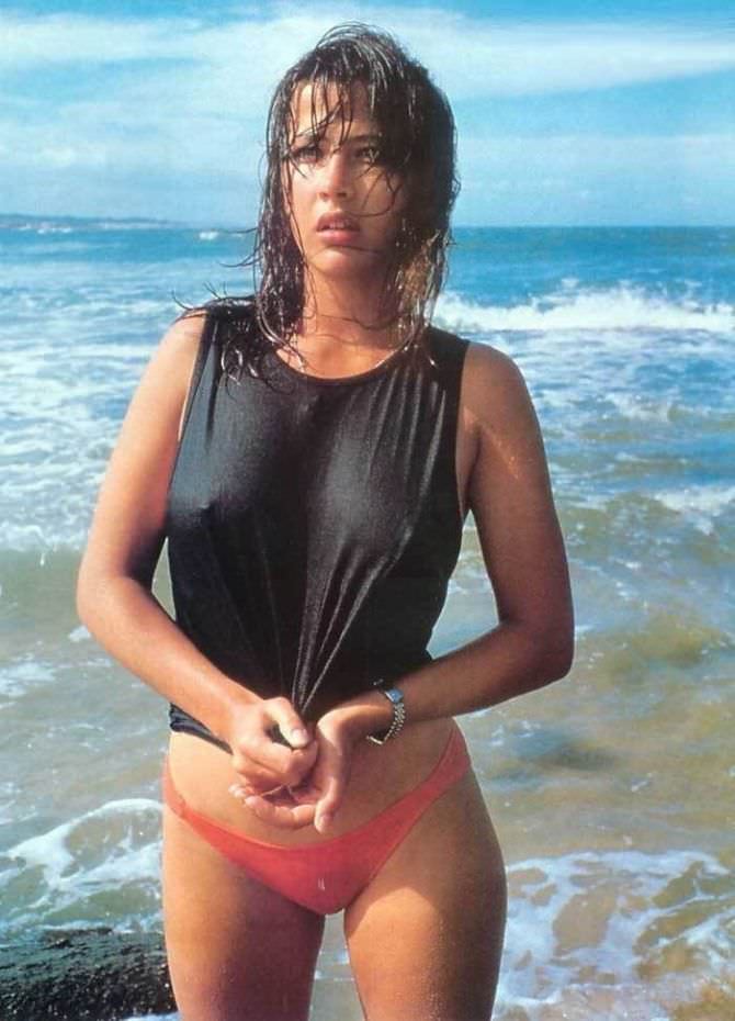 Софи Марсо кадр на пляже в мокрой майке