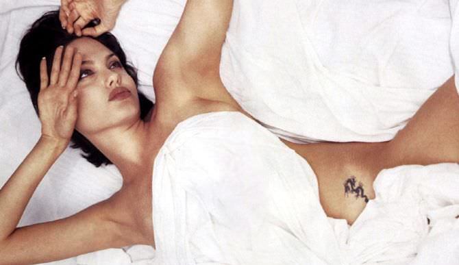Анджелина Джоли фото под одеялом