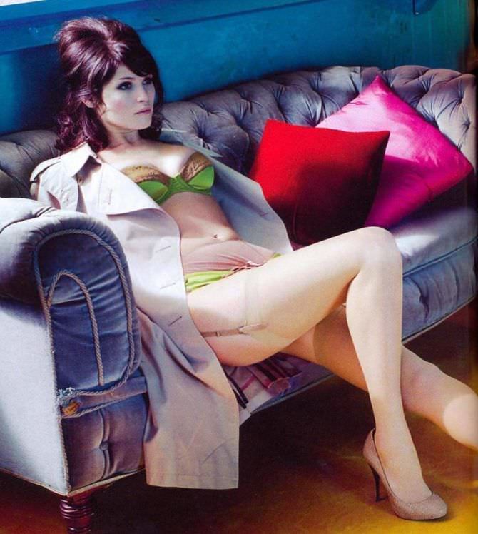Джемма Артертон фотография на диване в журнале