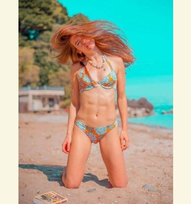 Мария Дмитриева фотография в бикини на пляже
