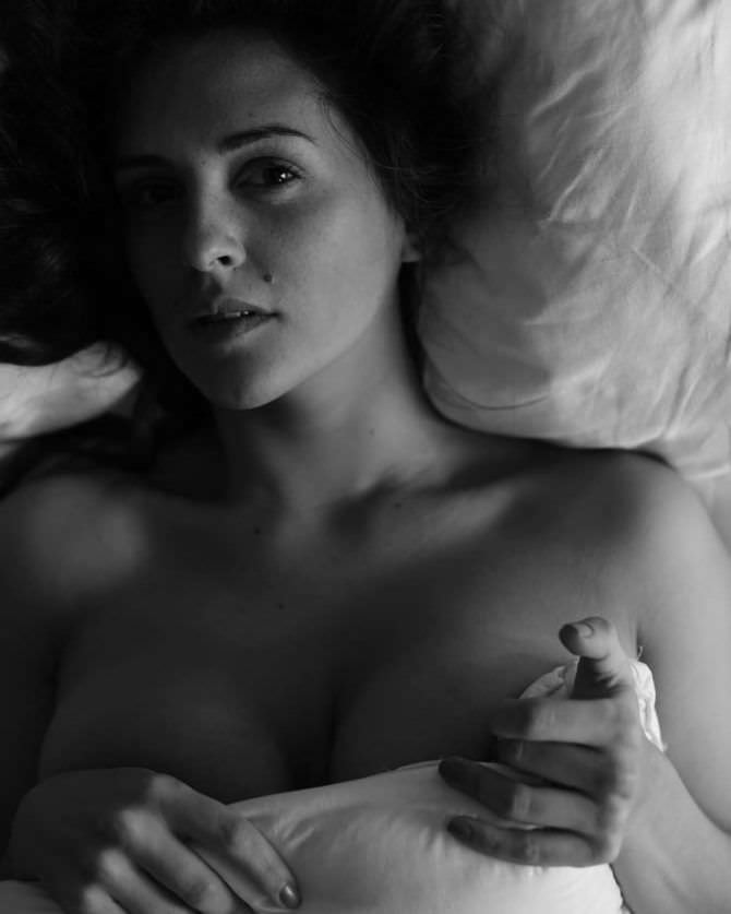 Мария Шумакова фотография в постели под одеялом