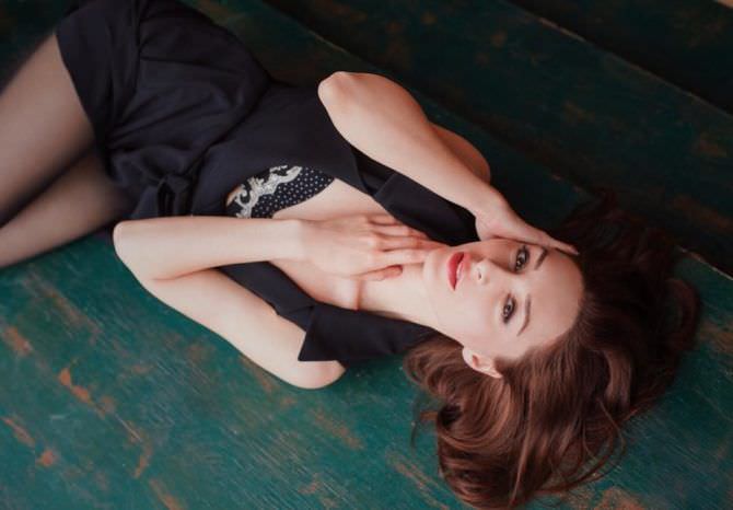 Юлия Майборода фото в чёрном костюме на полу