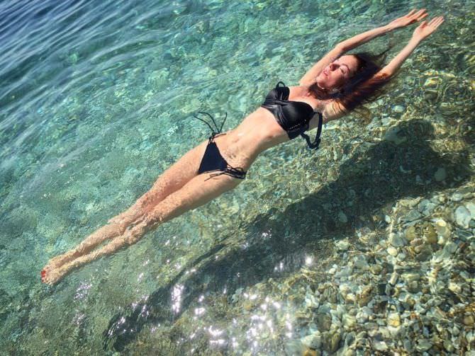 Алёна Мордовина фото в купальнике в воде