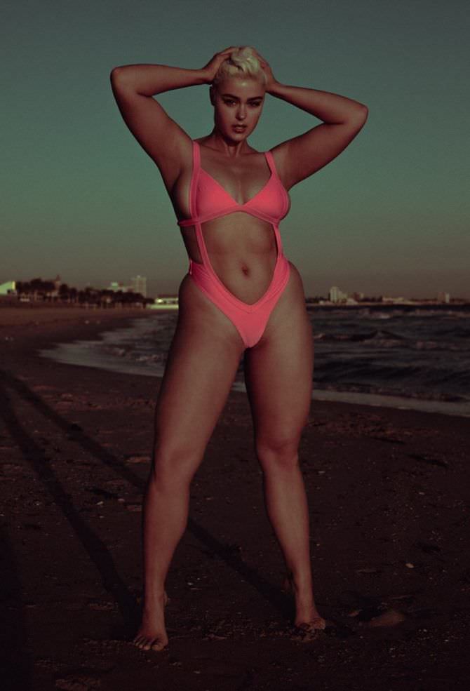 Стефания Феррарио фото в купальнике на пляже