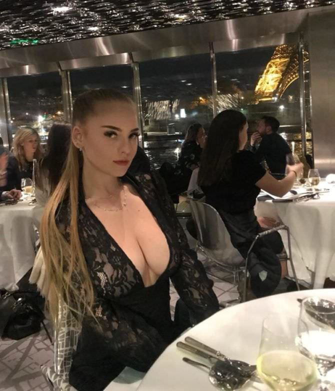 Оксана Невеселая фото в платье в ресторане