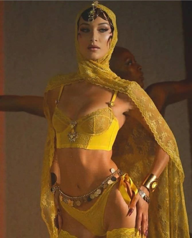 Белла Хадид фотография в жёлтом белье