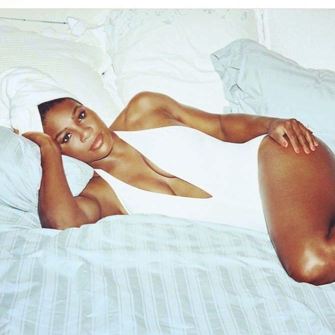 Серена Уильямс фотография на кровати